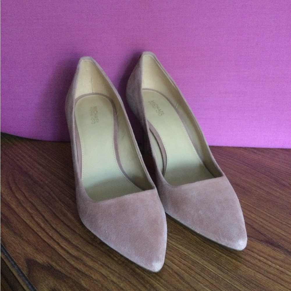 Classic Pointed-Toe Suede Pumps in Blush Pink - Picture 2 of 3